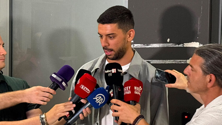 Trabzonsporun yeni transferi cenk ozkacar trabzona geldi hedefim milli takim zAszM9ep